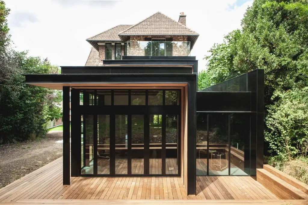 Glass openings provide sunlight, ventilation, and unrestricted views of the surrounding landscape.